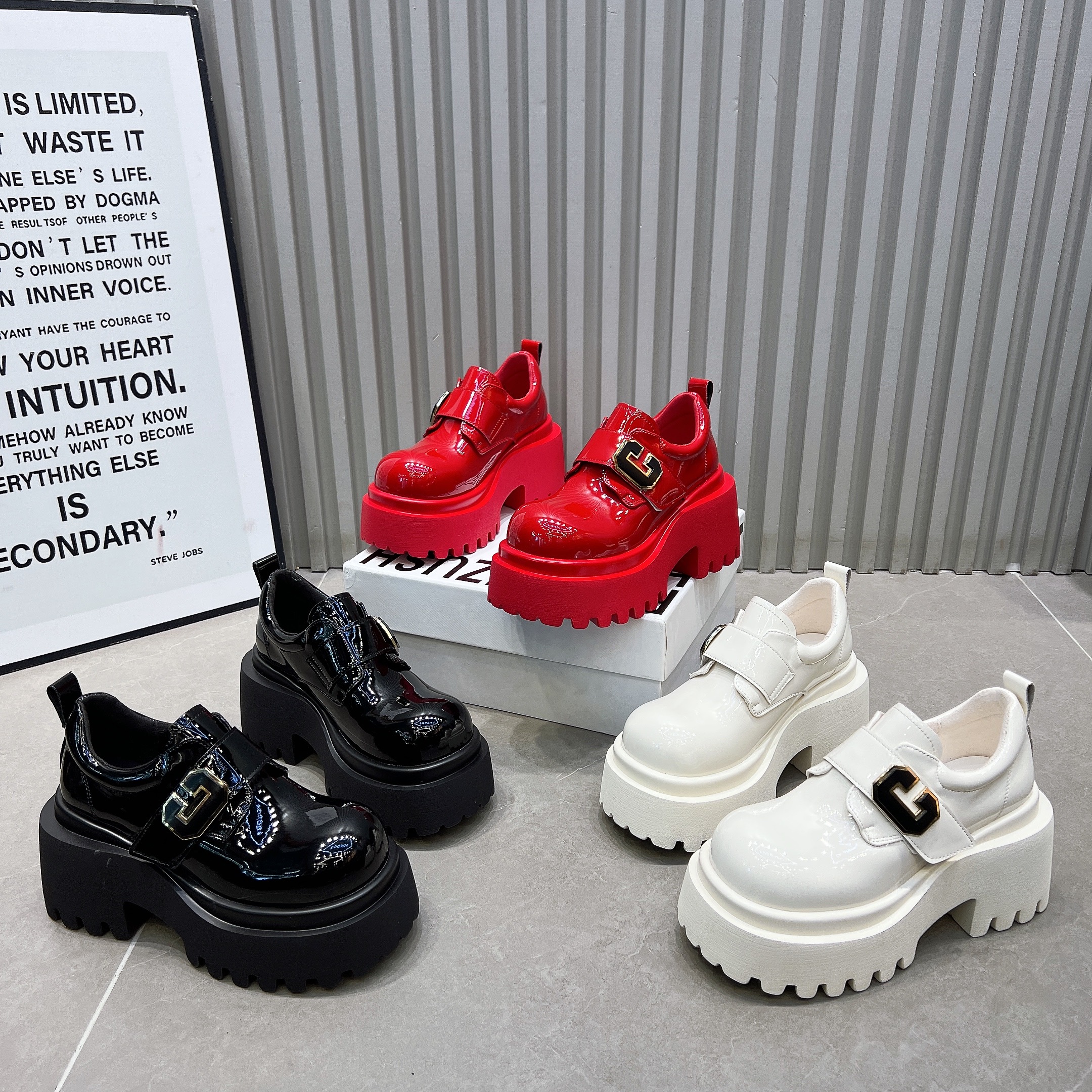 日本OFFCAT红色乐福鞋女鞋2026早春新款漆皮厚底松糕魔术贴低帮鞋