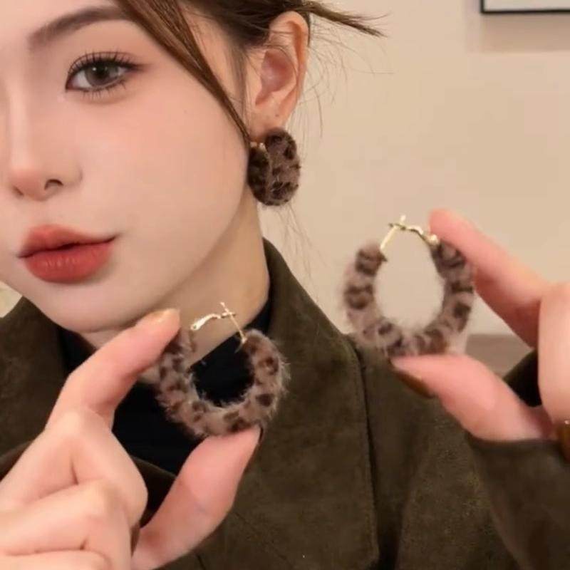 小众设计感毛绒豹纹耳圈秋冬高级感百搭圈圈耳环气质轻奢银针耳饰