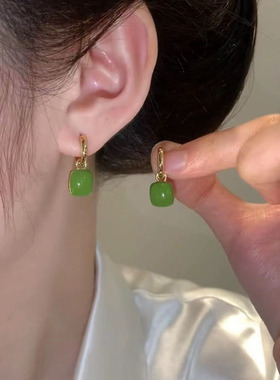 设计感牛油果绿色耳扣气质时尚独特耳环女2023年新款潮小众耳饰