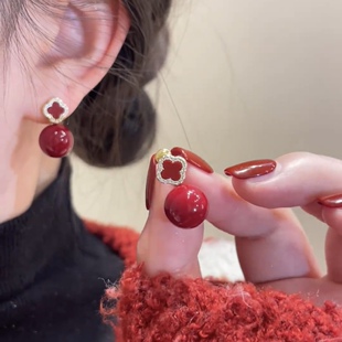 一款两戴四叶花安可拉红珍珠耳环秋冬爆款耳钉气质高级感银针耳饰