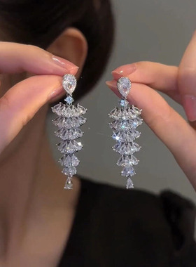 高级感重工锆石耳环轻奢小众设计感气质耳坠2023年新款潮银针耳饰