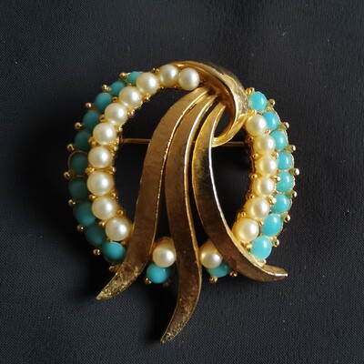 ​Vintage Sphinx 珍珠绿松环型胸针