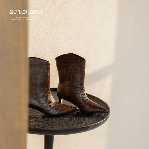 鳄鱼纹大筒围短靴女一脚蹬时装靴