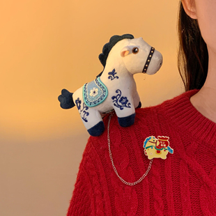 新款卡通毛绒链条挂件布艺小马胸针配饰马年毛绒装饰别针新年礼物