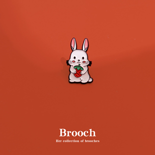 卡通兔子吃草莓胸针可爱日系徽章包包装饰衣服扣针配饰别针男女款