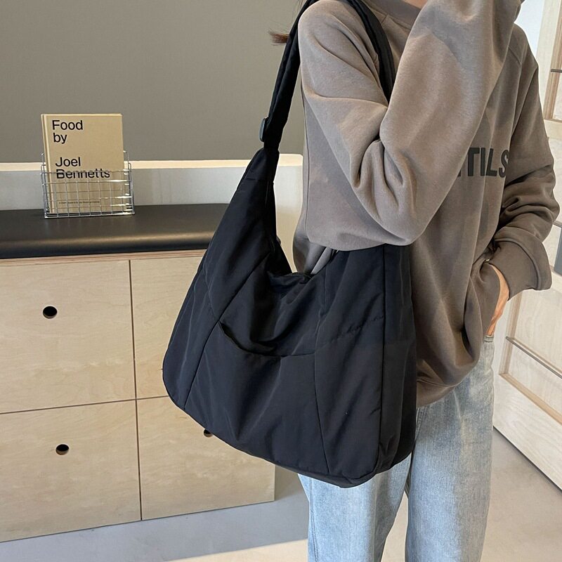 斜挎包包女2026早春新款大容量饺子包简约羽绒棉服韩版休闲单肩包