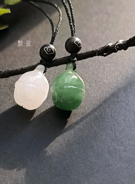 子木。原创绿东陵白玉石哑铃铛小众夏季清新锁骨情侣项链。默弦