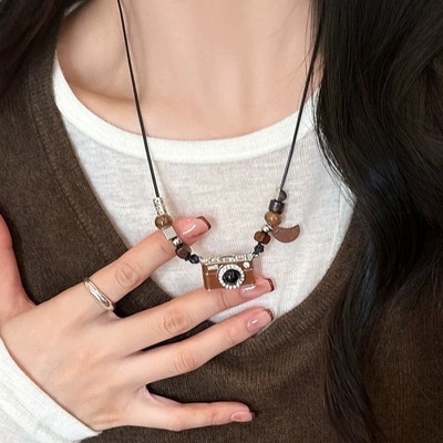 美拉德复古棕色相机项链女长款流苏秋冬皮绳毛衣链小众设计感配饰