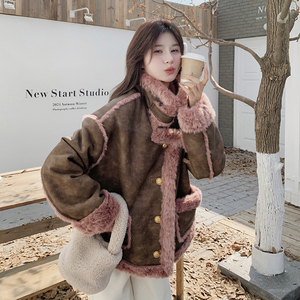 咖色皮毛一体羊羔毛外套女短款2024冬新款复古小个子保暖加厚棉服,女装皮草,浙宝099