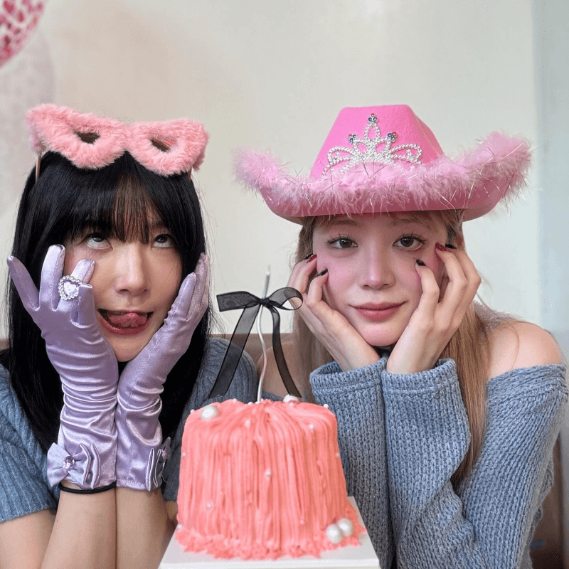 粉色羽毛大帽檐毛毛生日皇冠帽街拍牛仔帽凹造型派对眼镜拍照道具