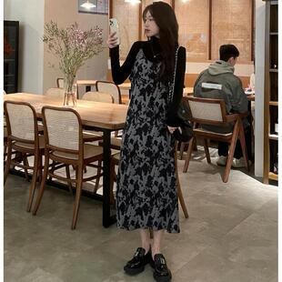 水墨碎花丝绒宽松显瘦压褶吊带裙子中长款法式复古连衣裙女2025秋