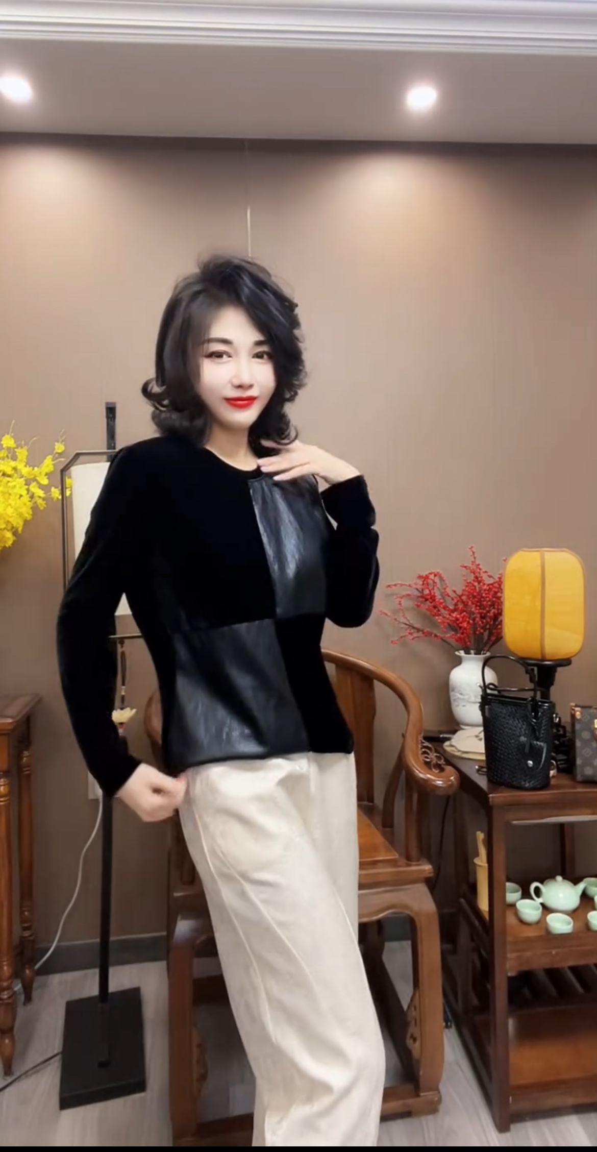 2025冬季重工黑色丝绒撞拼皮革小衫欧货洋气百搭圆领长袖上衣女潮