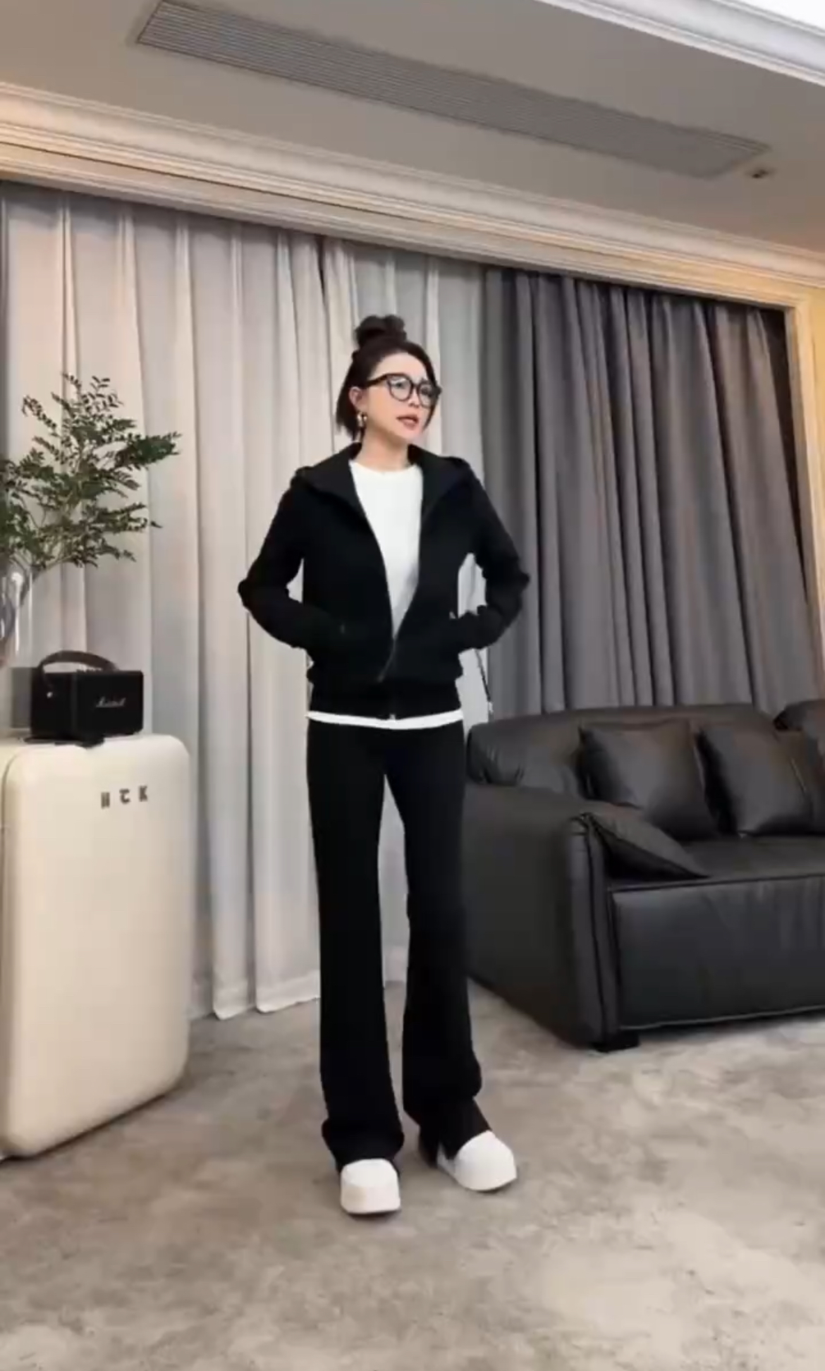 2025秋季新款时尚气质显瘦百搭长袖卫衣女设计感小众上衣潮两件套