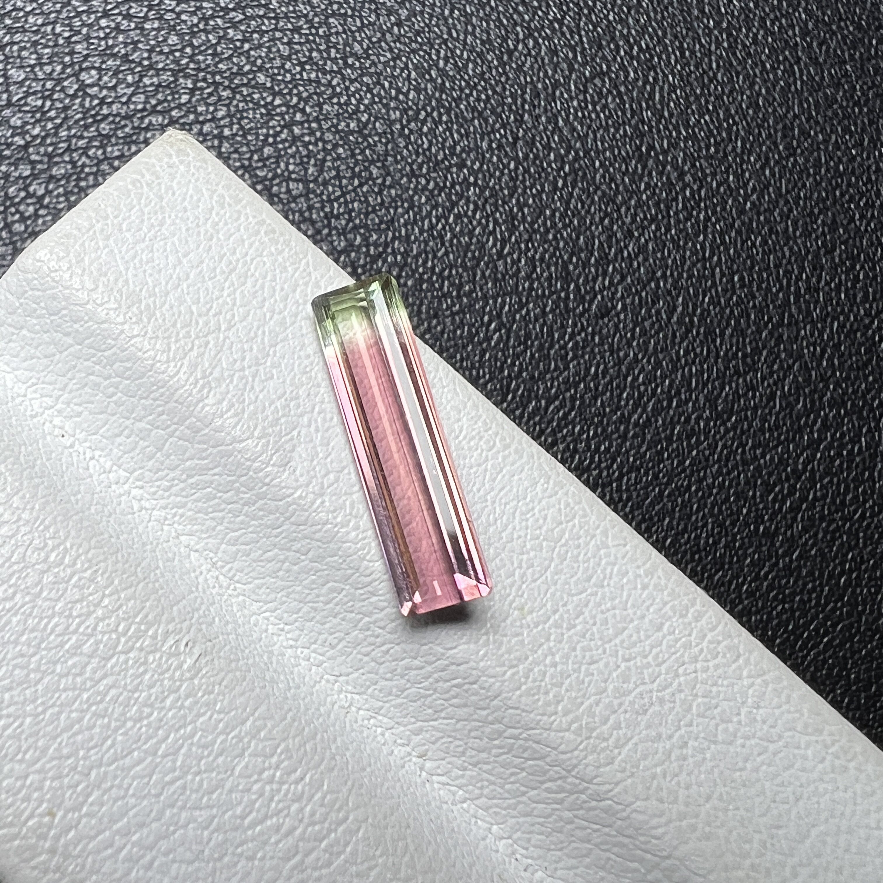 1.96克拉西瓜碧玺双色碧玺长条形全净体精切工艺4.1*15.3mm