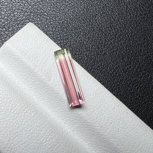 1.96克拉西瓜碧玺双色碧玺长条形全净体精切工艺4.1*15.3mm