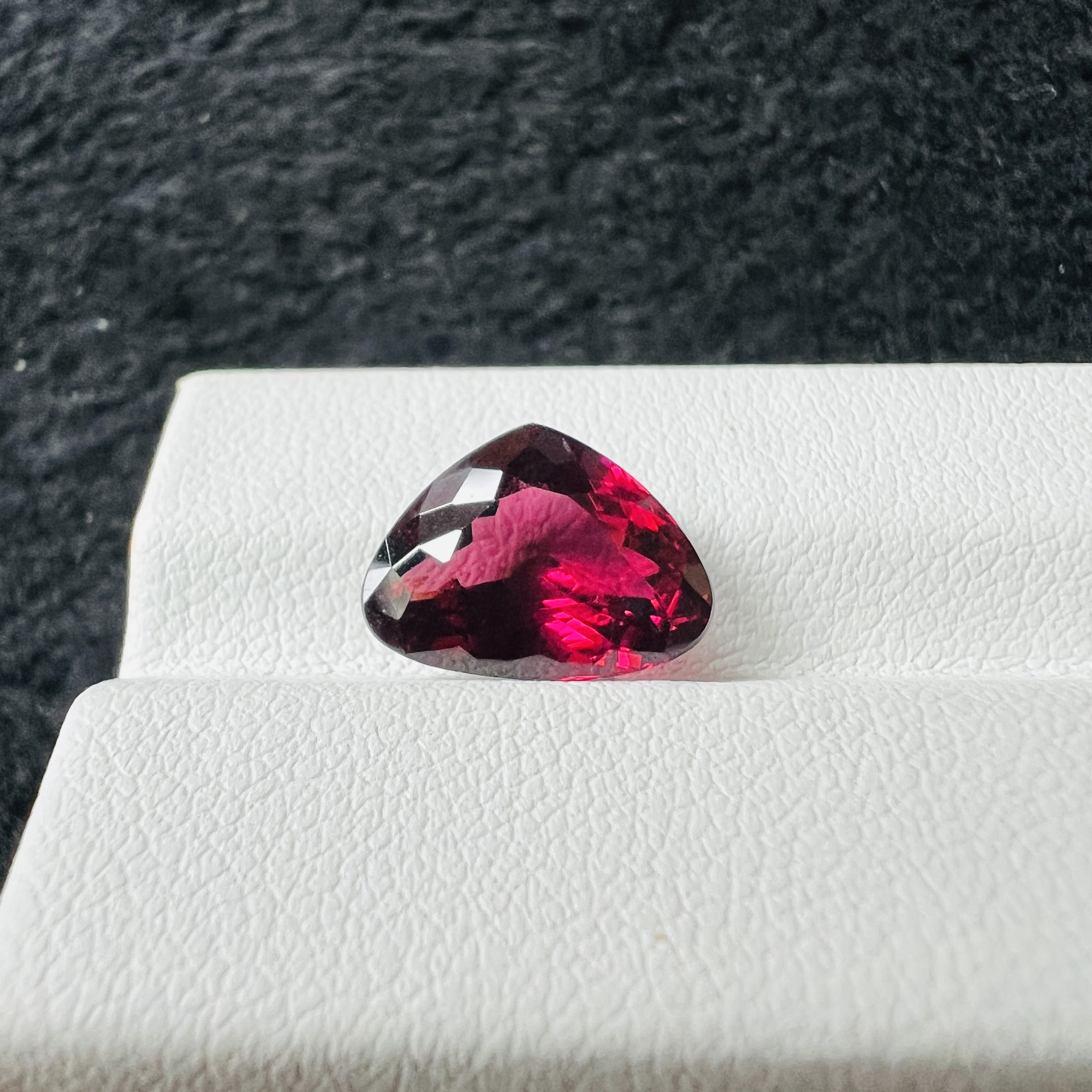 4.31ct石榴石镁铝榴石9*12mm玫红色三角形精切工艺全净体