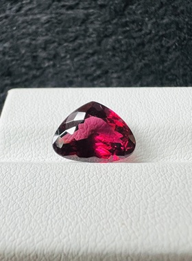 4.31ct石榴石镁铝榴石9*12mm玫红色三角形精切工艺全净体