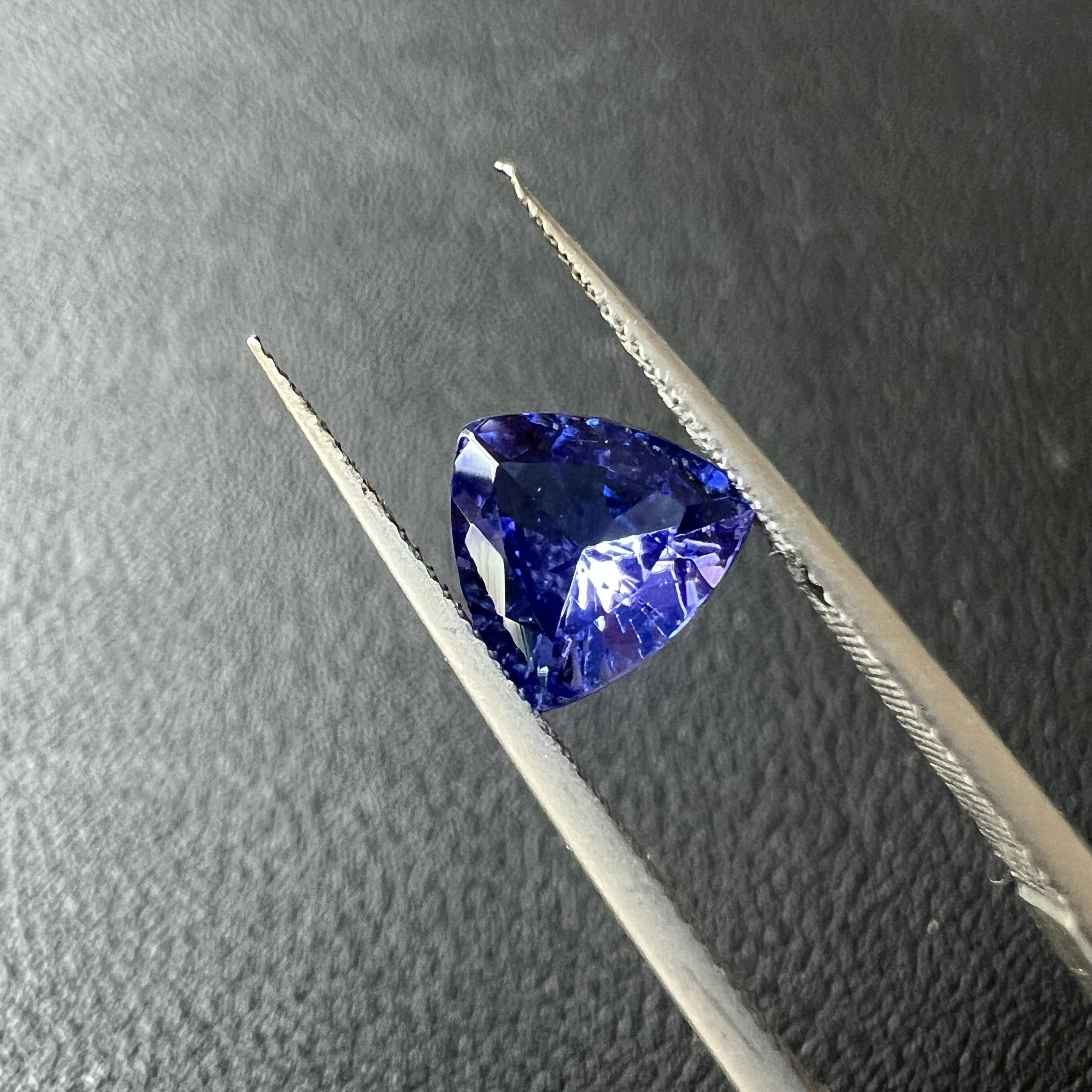 7.1*7.1mm蓝色坦桑石4A级三角形全净体矢车菊色