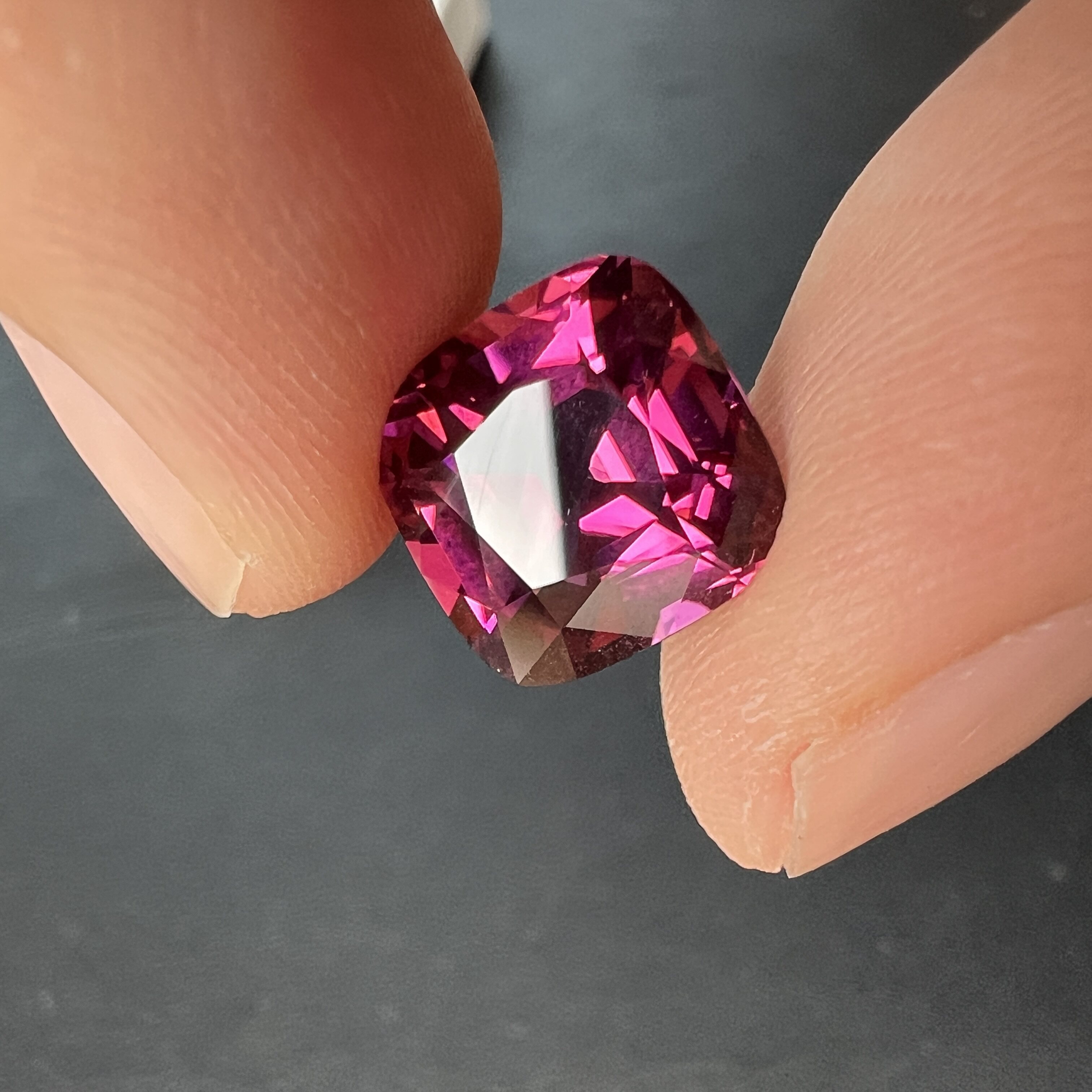 6.2克拉热粉色天然碧玺枕形精切全净体高光感10.9*10.9mm