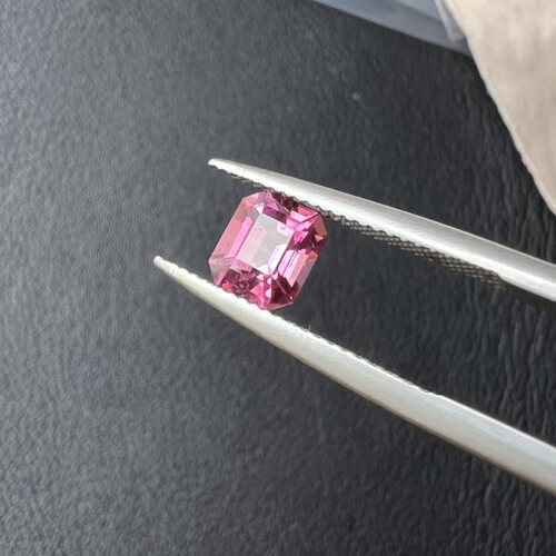 1.26ct粉红色碧玺八角形热粉色晶体干净6*8mm颜色浓郁