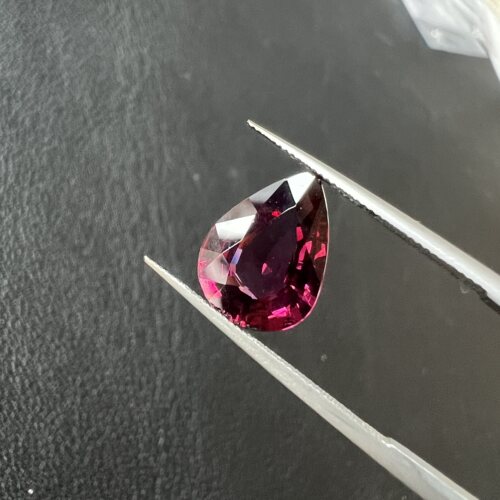 3.73克拉水滴形石榴石玫红色全净体9*12.3mm
