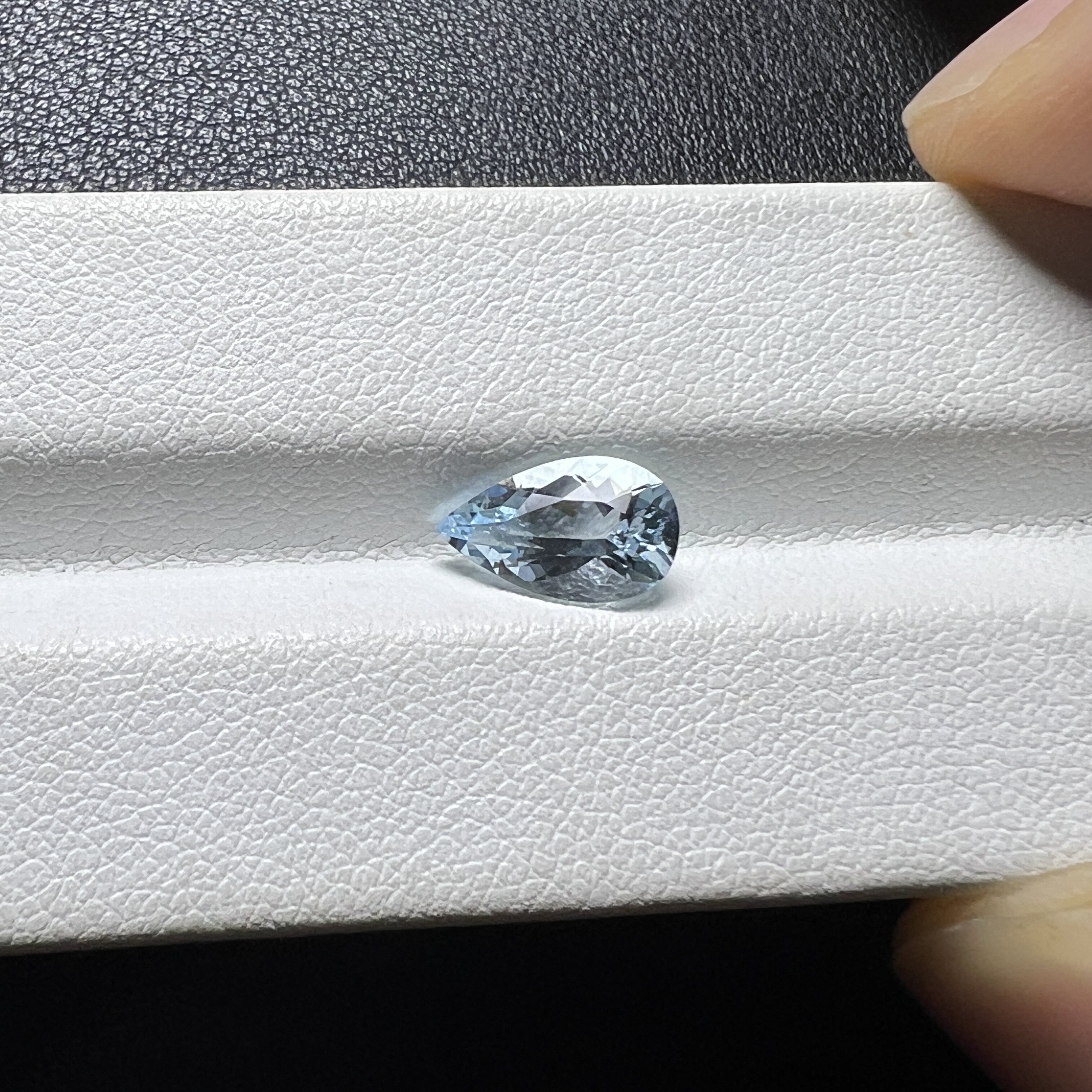 1.38克拉天然海蓝宝水滴形全净体高光感6.1*10mm
