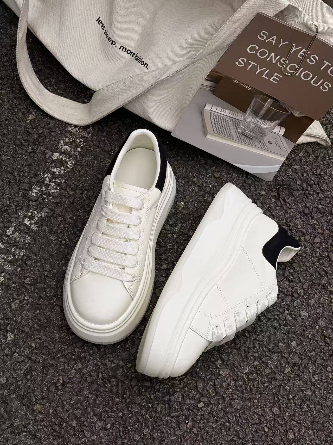 真皮厚底小白鞋配阔腿裤女2026春季新款小个子百搭松糕底休闲板鞋