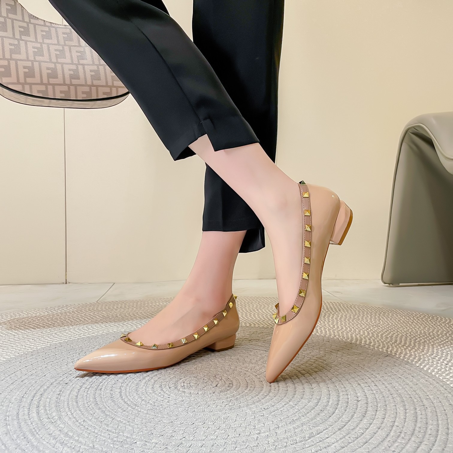 伊斯迪X晓晓广州2025新款法式气质尖头柳钉单鞋女配裙子晚晚鞋