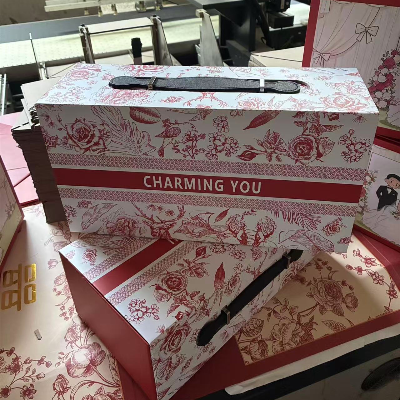 折叠节日翻盖磁吸玫瑰花纹婚庆糖盒手提婚礼糖果盒红色纸质包装盒