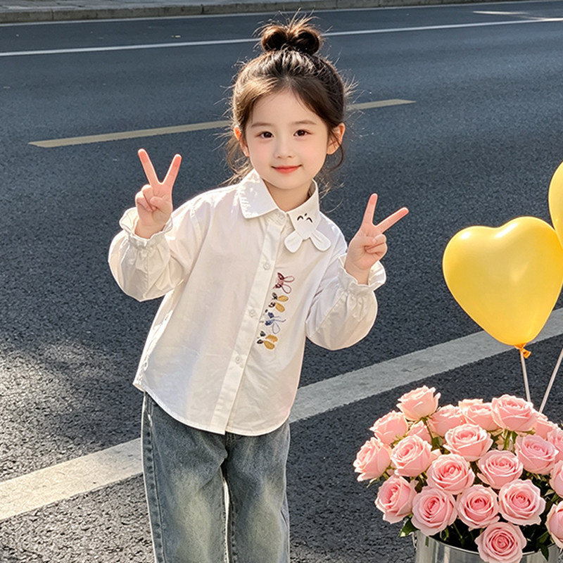 女童韩版白色娃娃领长袖衬衫2026秋季新款小女孩时尚卡通刺绣上衣