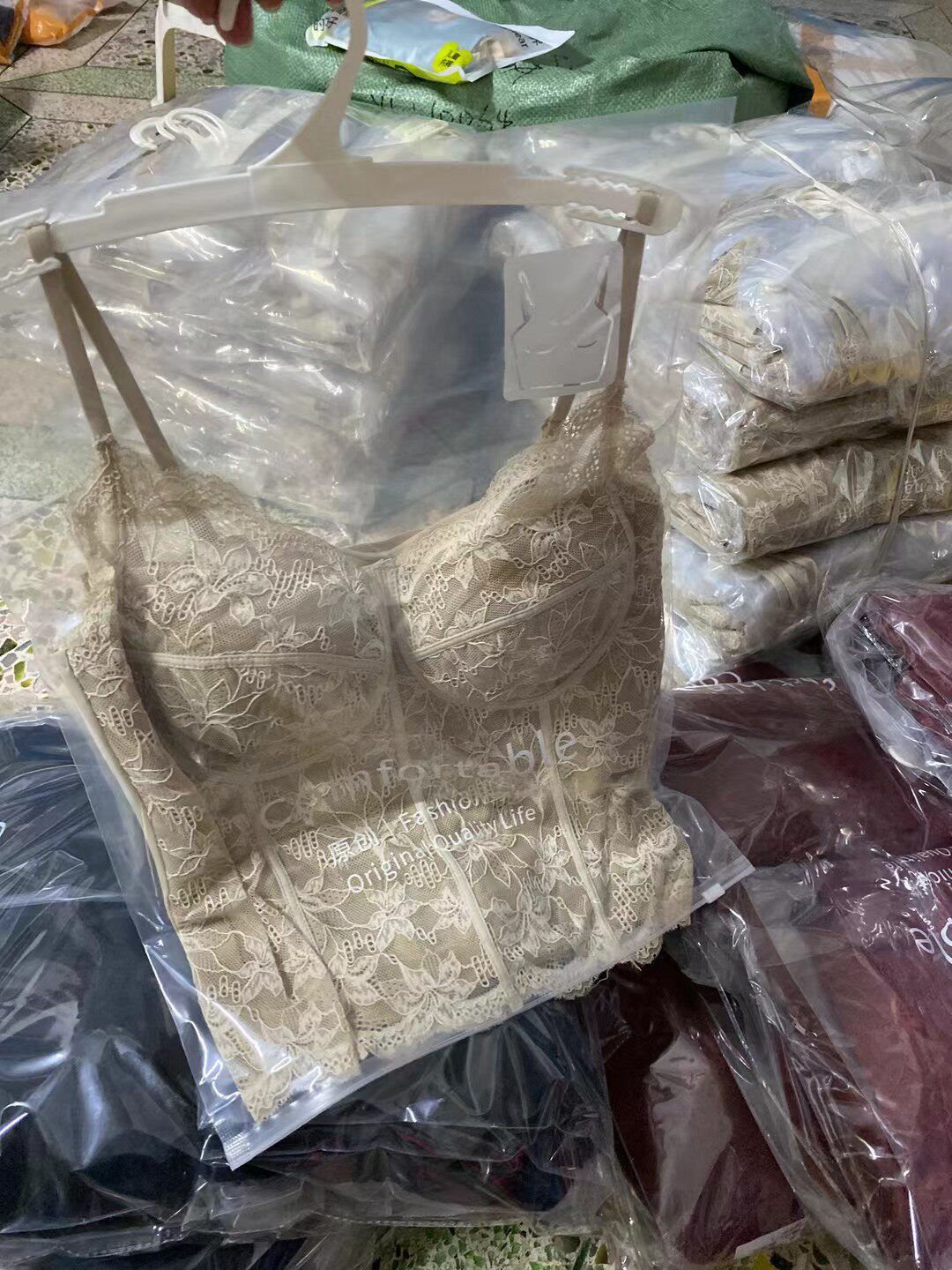 2025性感蕾丝吊带背心女内搭带胸垫纯欲风辣妹短款上衣外穿打底衫