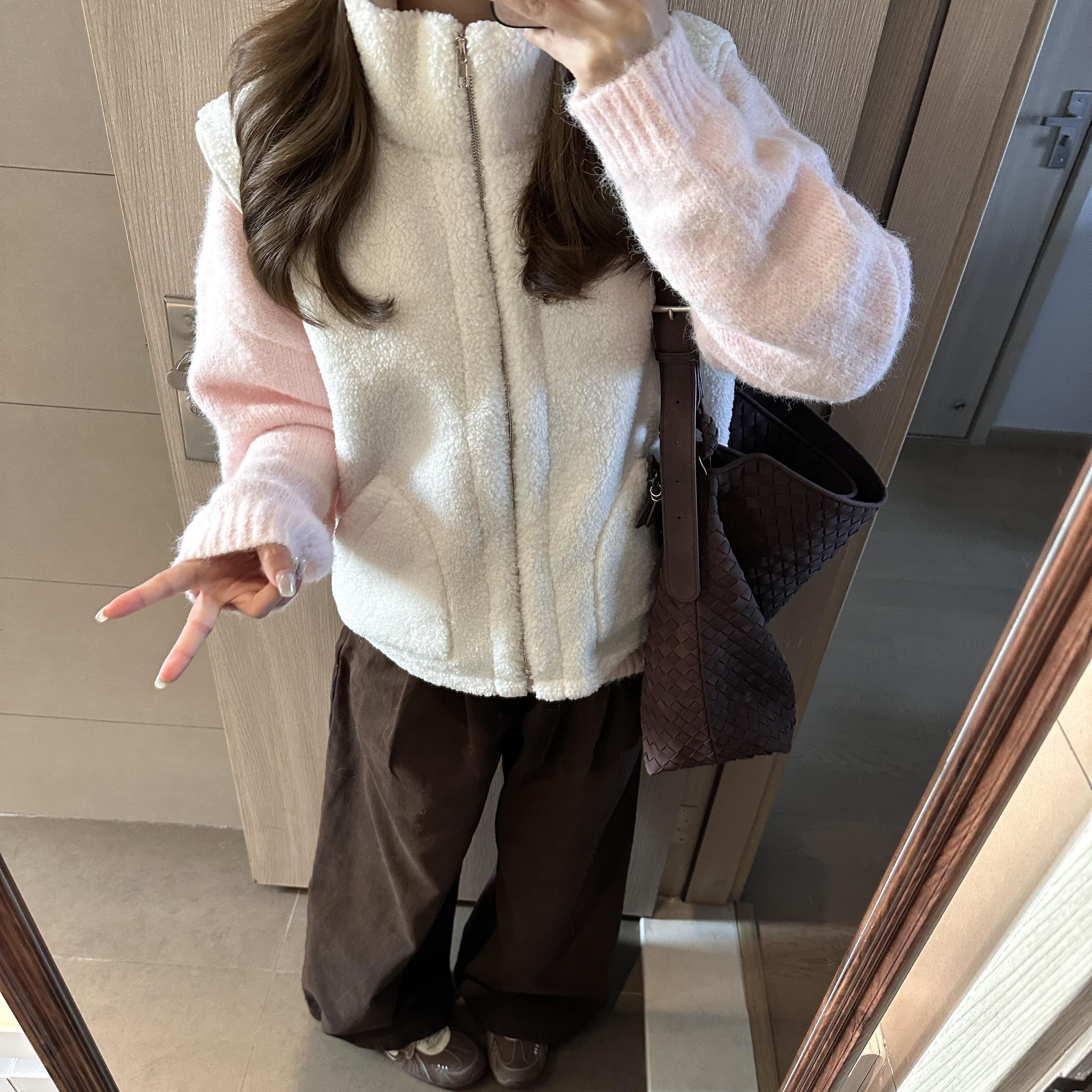 宋正恩米白色羊羔毛马甲背心女