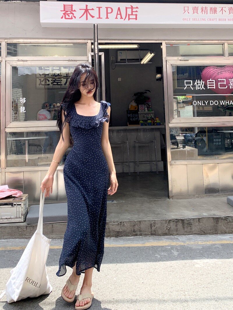 法式碎花波点飞飞袖方领吊带连衣裙女2026年新款夏季气质收腰长裙