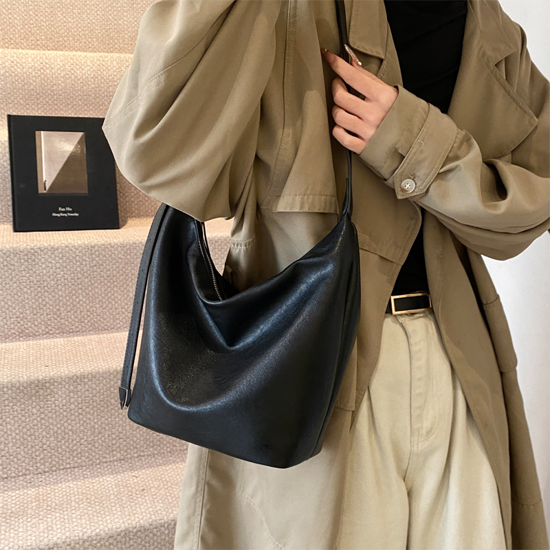 小众设计2025新款韩系百搭软面水桶托特包通勤单肩大容量斜挎包潮