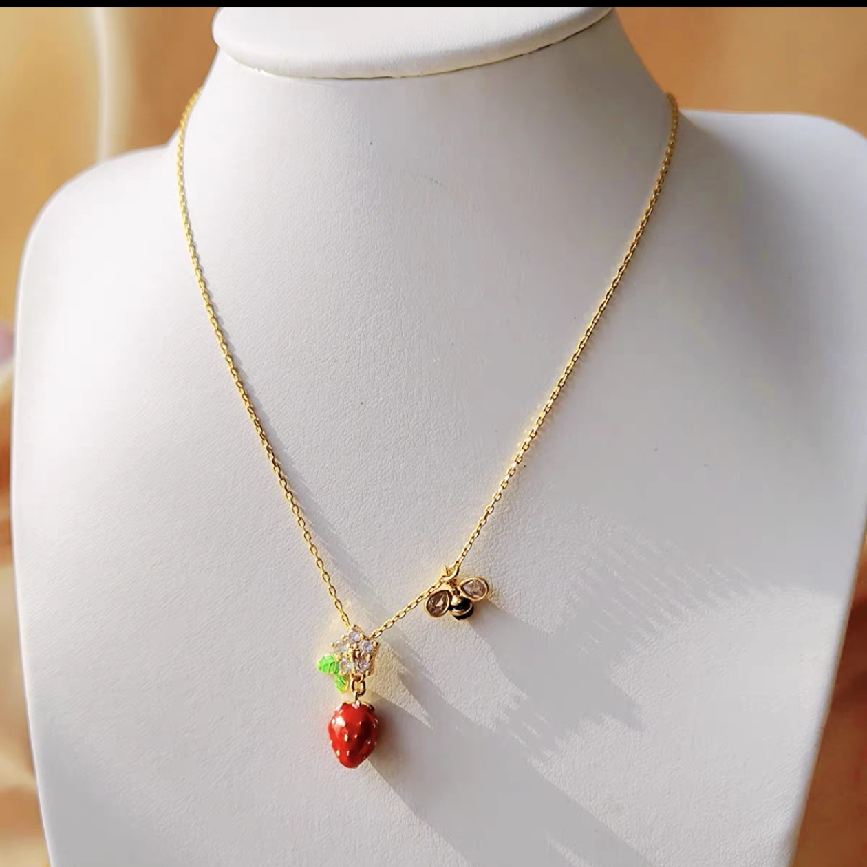 欧美出口余量小众家设计logo镀金珐琅釉草莓蜜蜂锆石短款项链女