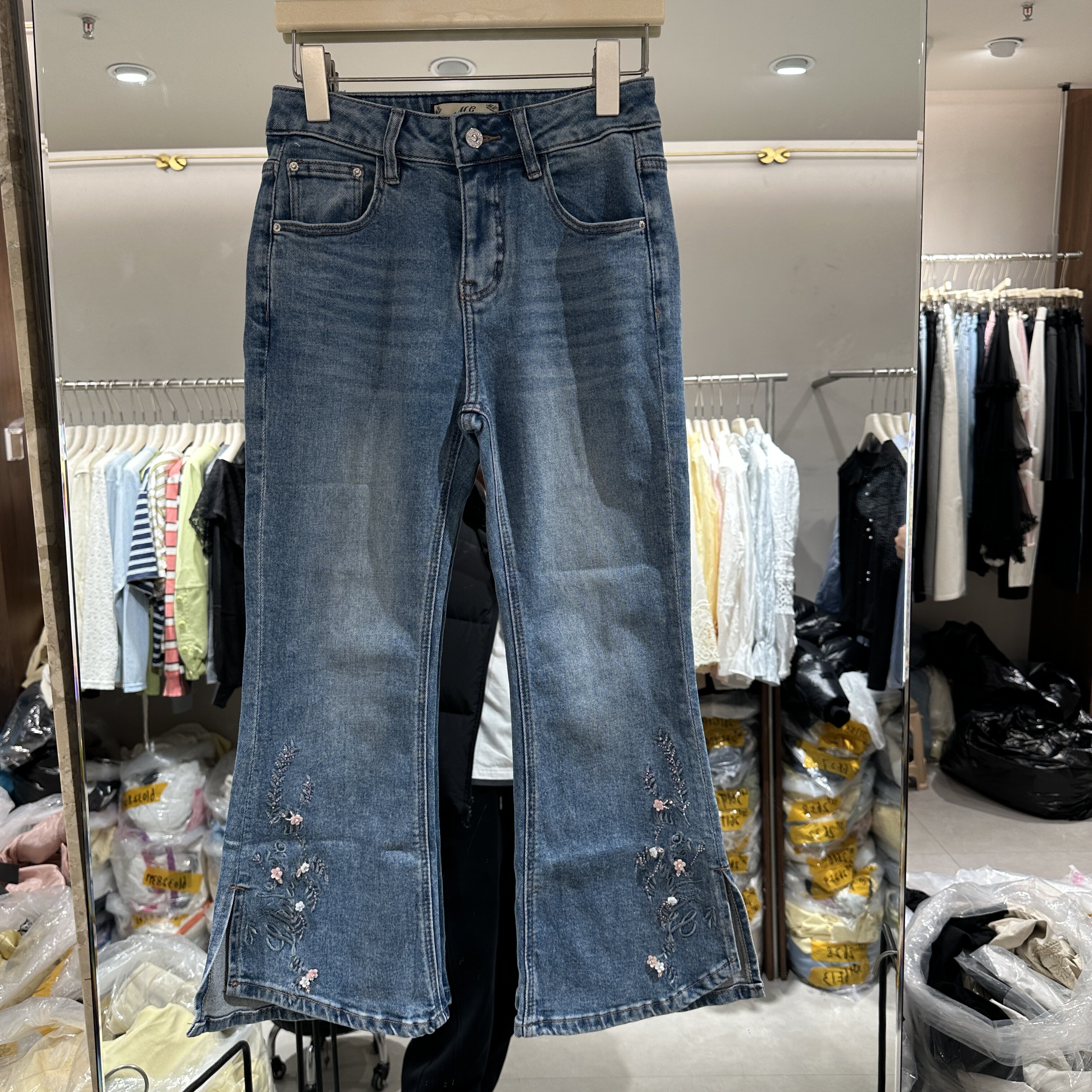 欧洲站2026春季新款中腰韩系裤脚开叉女人味刺绣牛仔微喇裤潮7577