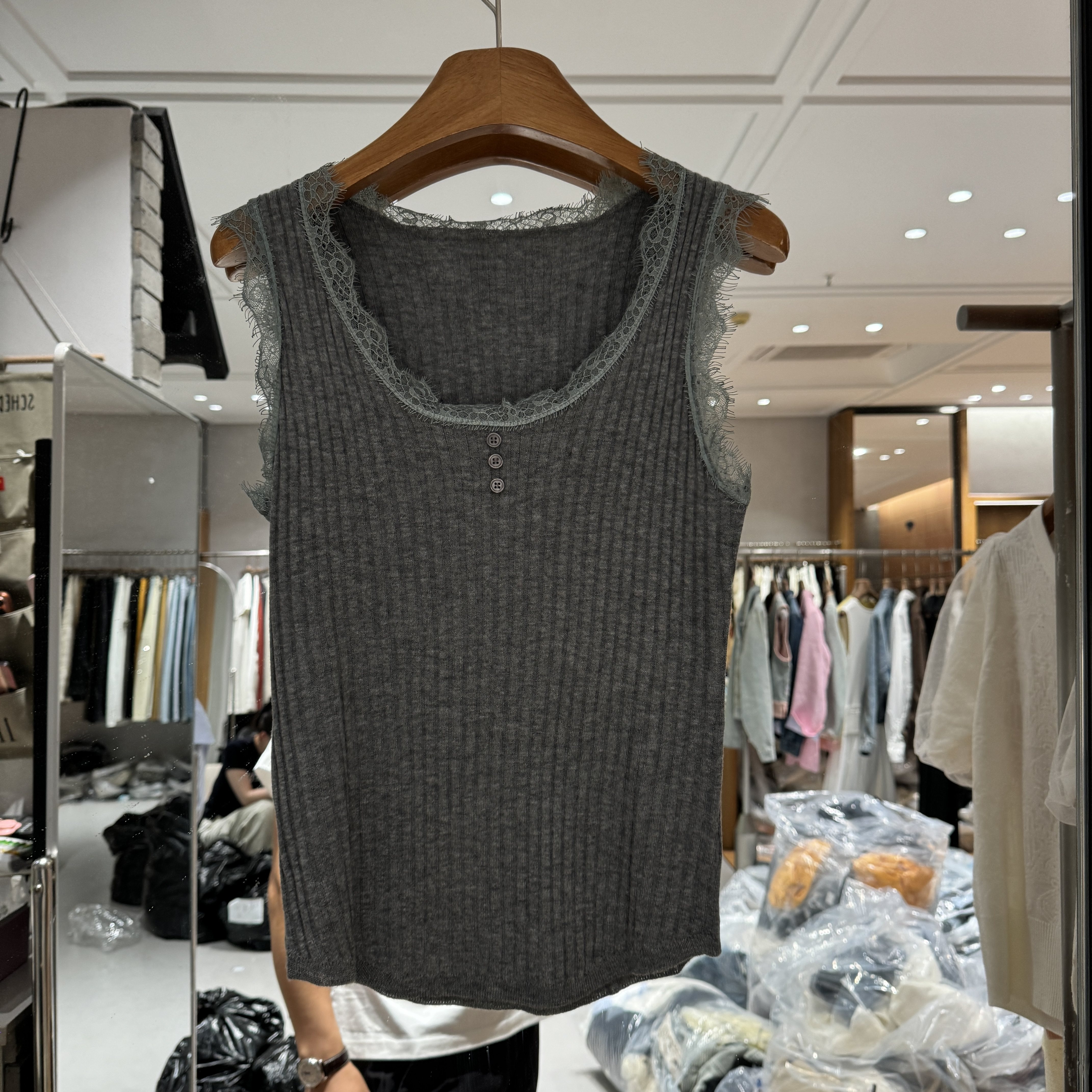 欧洲站2026春季新款u领三粒扣蕾丝花边内搭大弹力无袖款背心女士