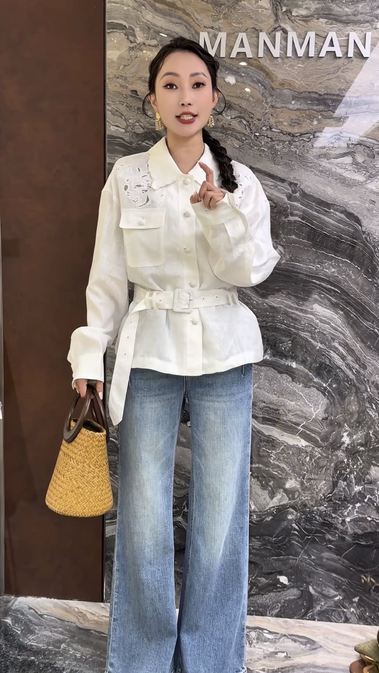 欧洲站2026春季新款翻领镂空绣花收腰显瘦气质减龄款小个子外套潮