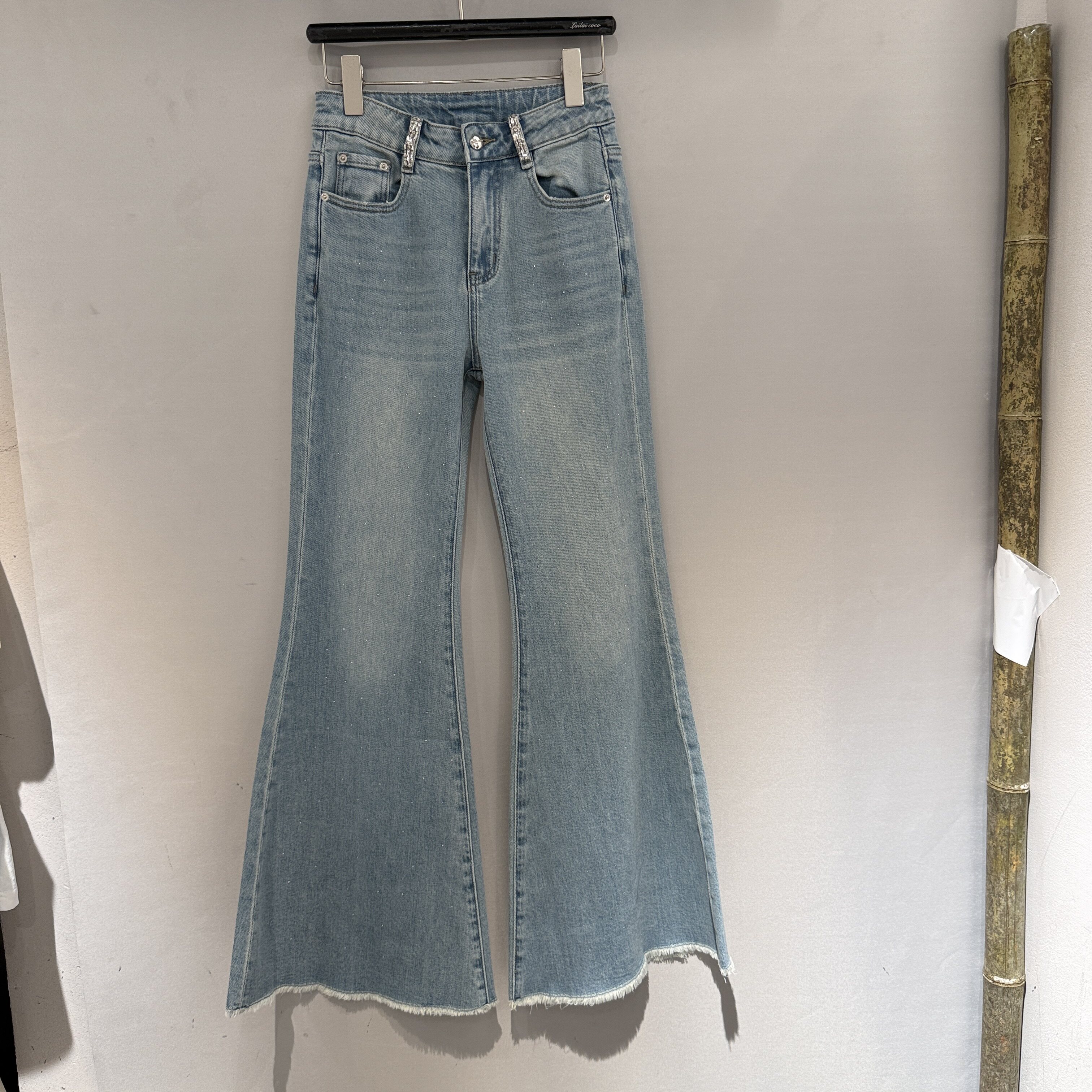 欧洲站2026新款高腰两粒扣裤脚毛边修身显高浅色牛仔微喇裤33739