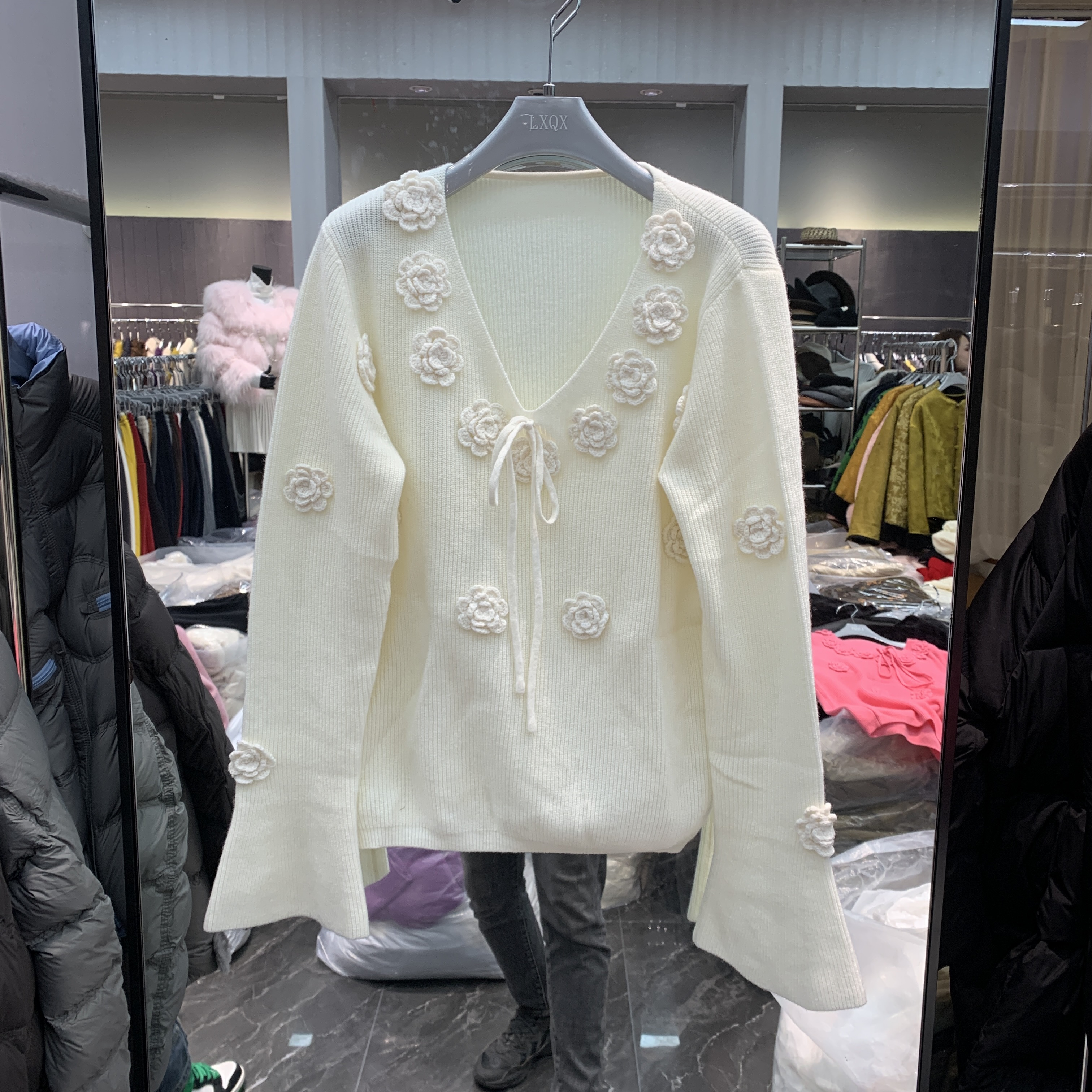 欧洲站2025冬季新款v领立体花朵设计感软糯甜美风长袖针织毛衣潮