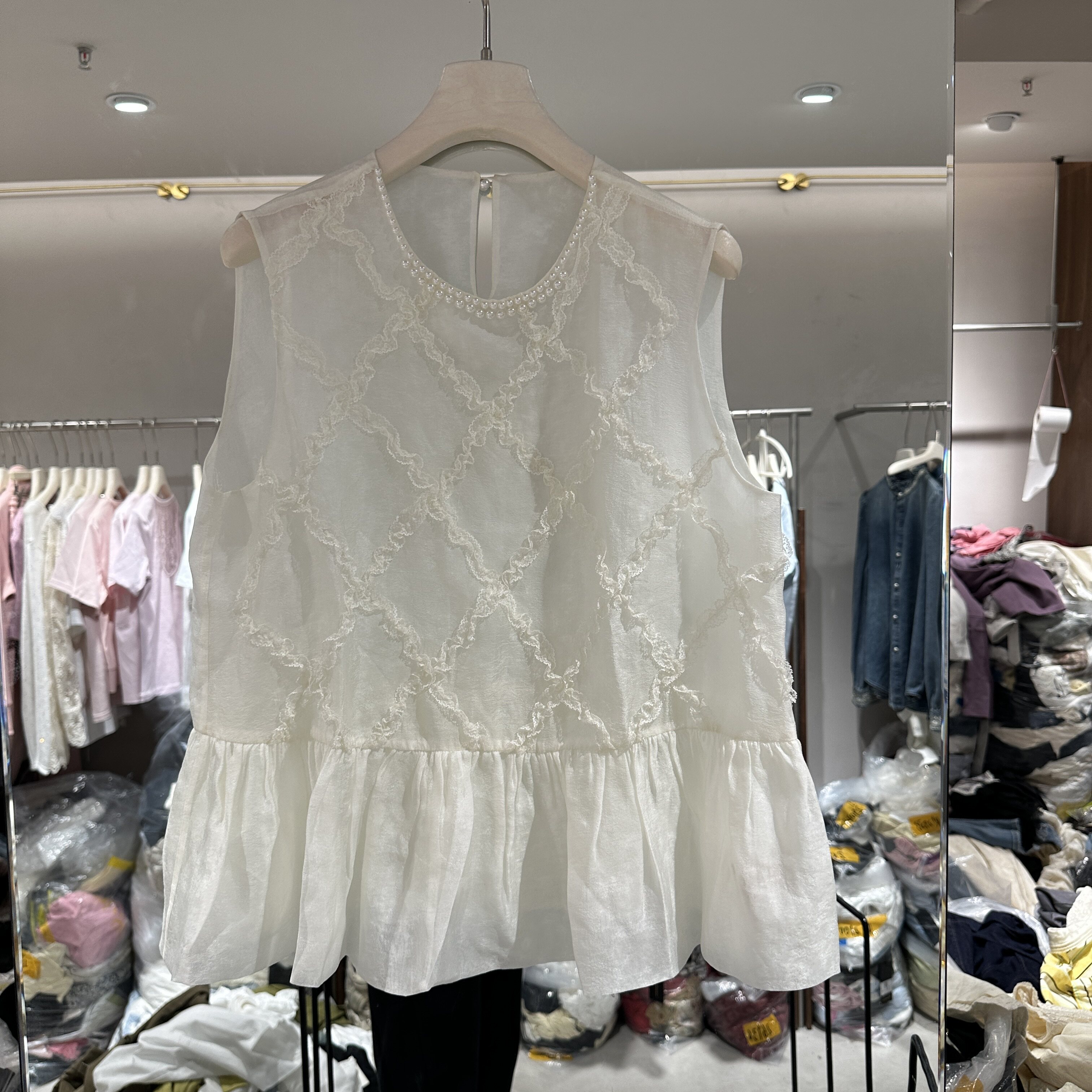 欧洲站2026春季新款钉珠绣花百搭显瘦无袖娃娃款减龄衬衫女16020
