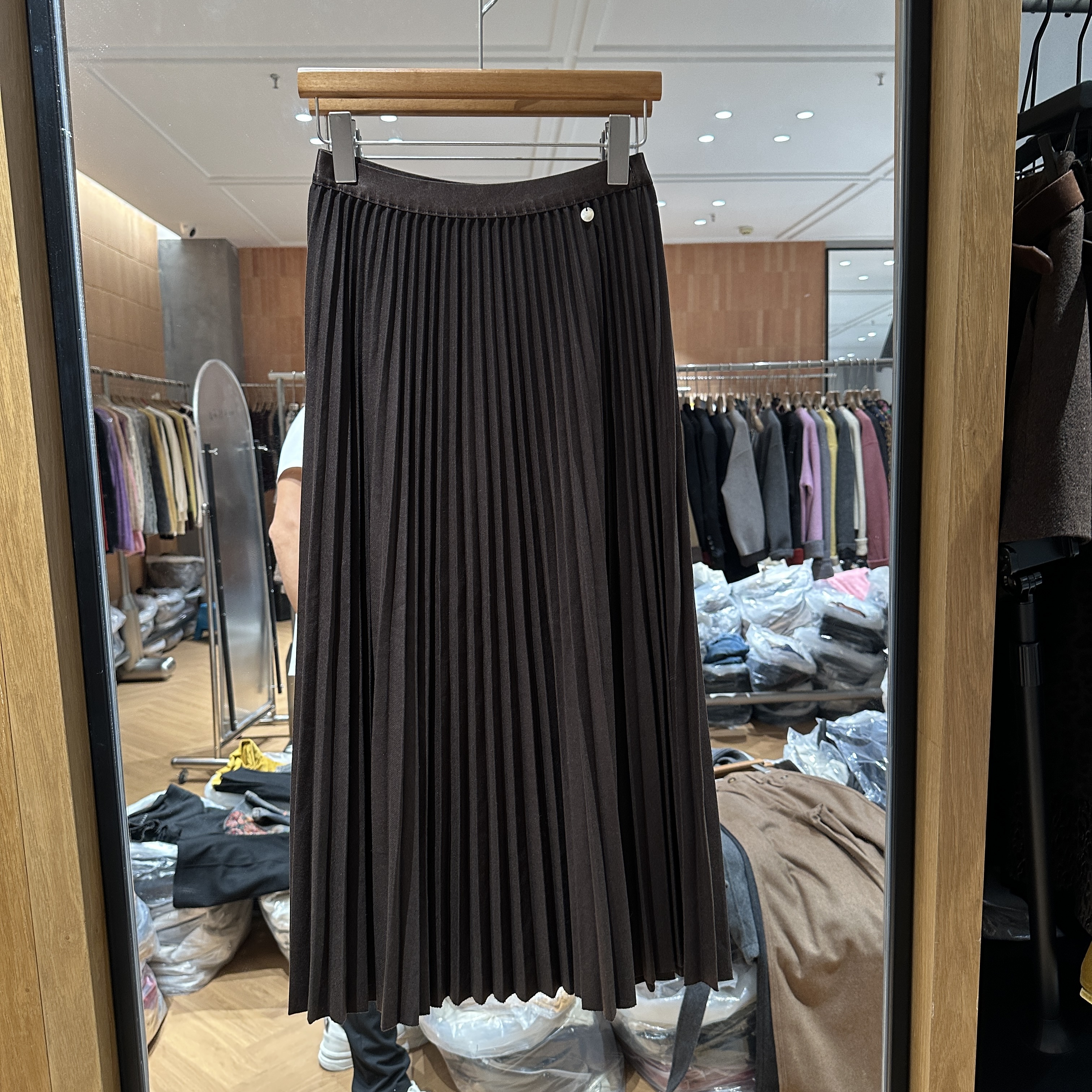 欧洲站2025秋冬新款松紧腰褶皱设计感小饰品中长款高端女士半身裙