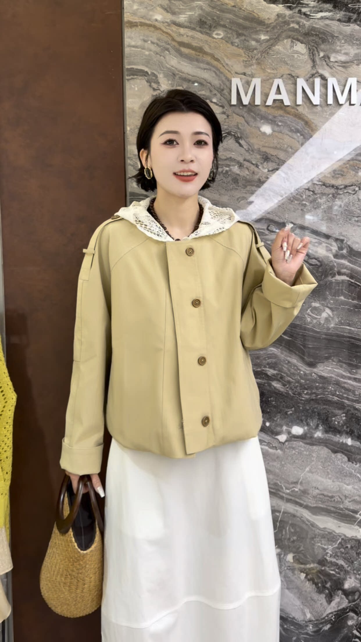 欧洲站2026春季新款圆领拼蕾丝帽子百搭减龄小个子短款风衣外套女