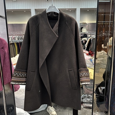 欧洲站2025冬季新款翻领刺绣拼接袖口腰带收腰羊绒中长款女士大衣