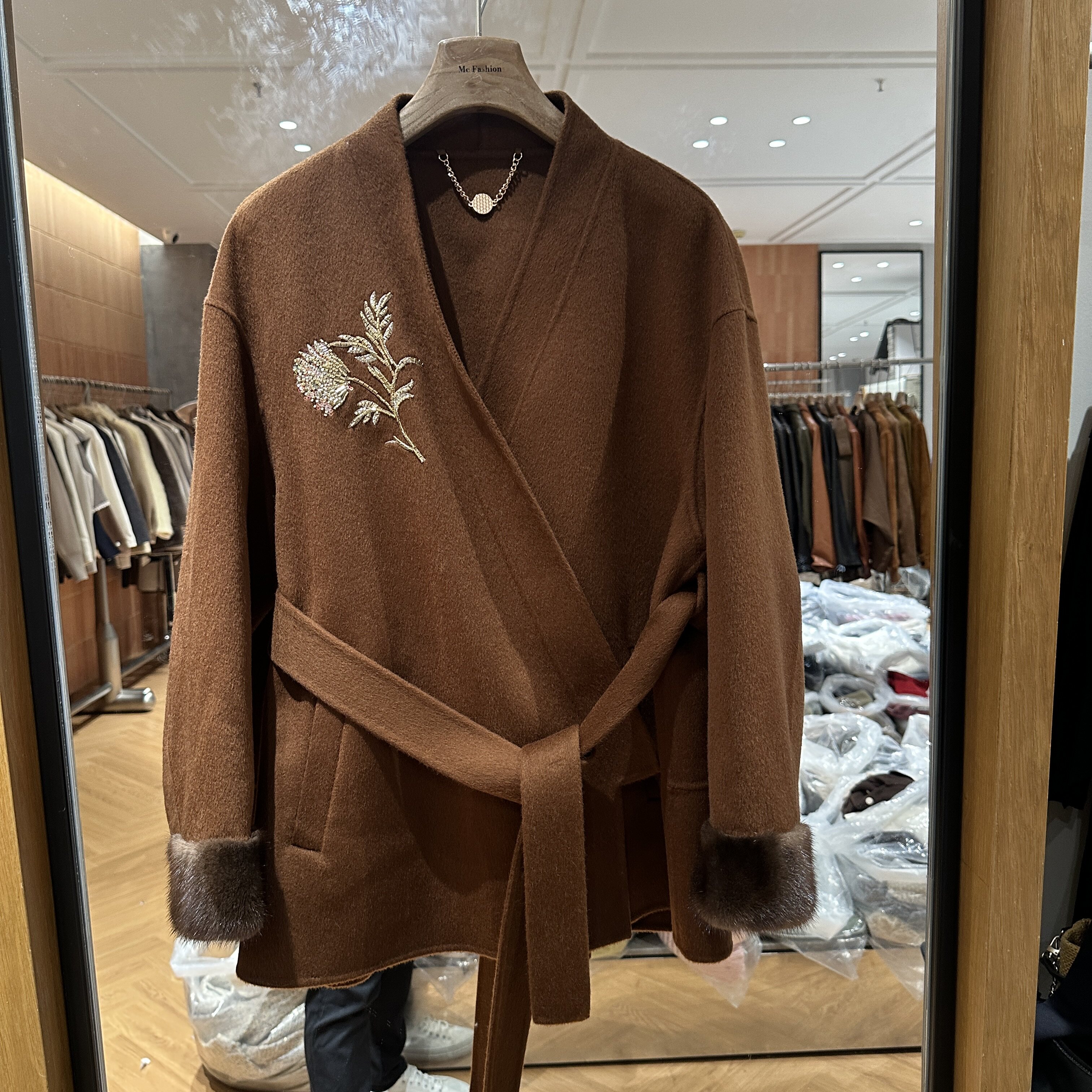 可可家欧货2026秋新品v领钉钻绣花拼水貂毛收腰羊毛呢子大衣1099