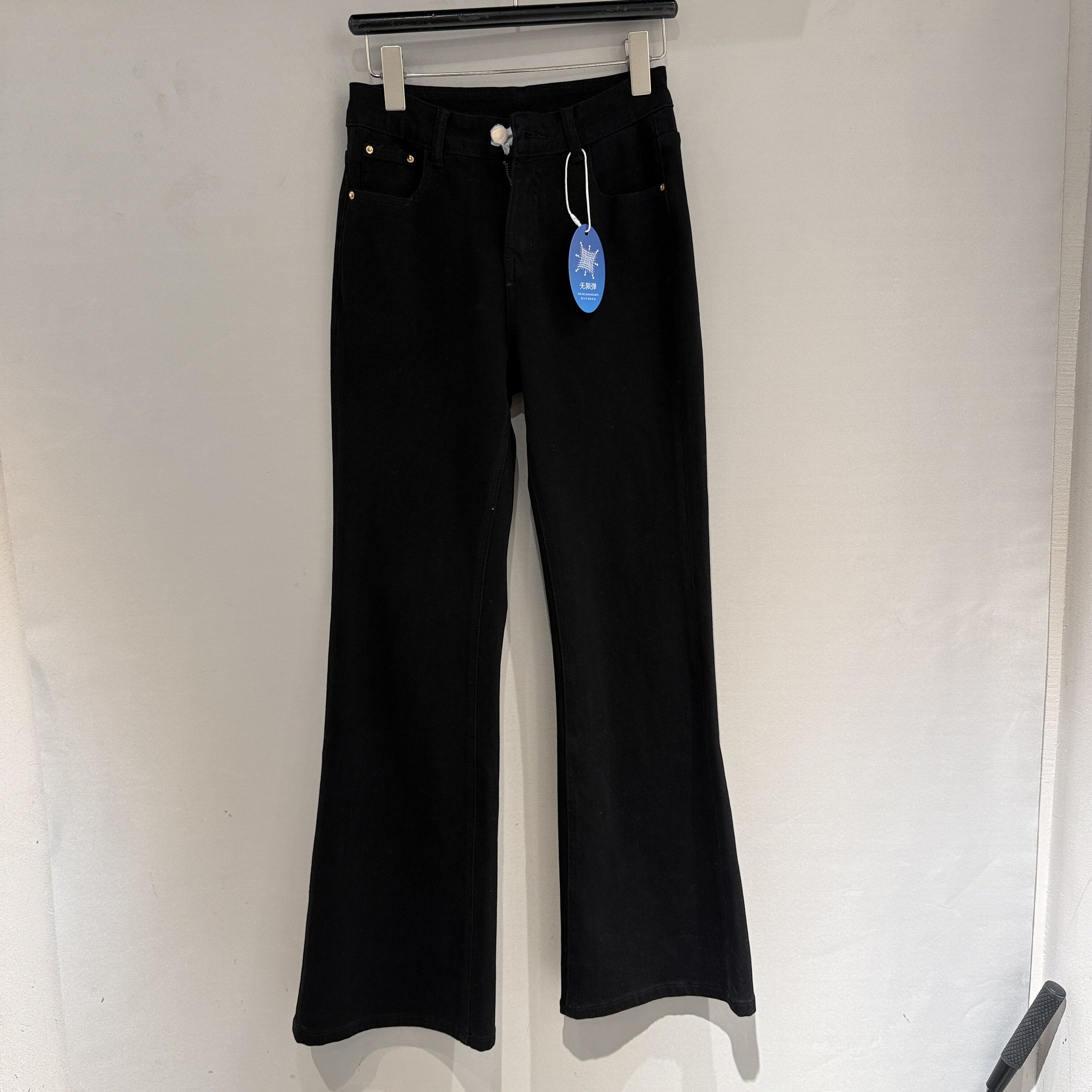 欧洲站2026春季新款中腰一粒扣修身显瘦黑色微弹牛仔微喇裤w36808