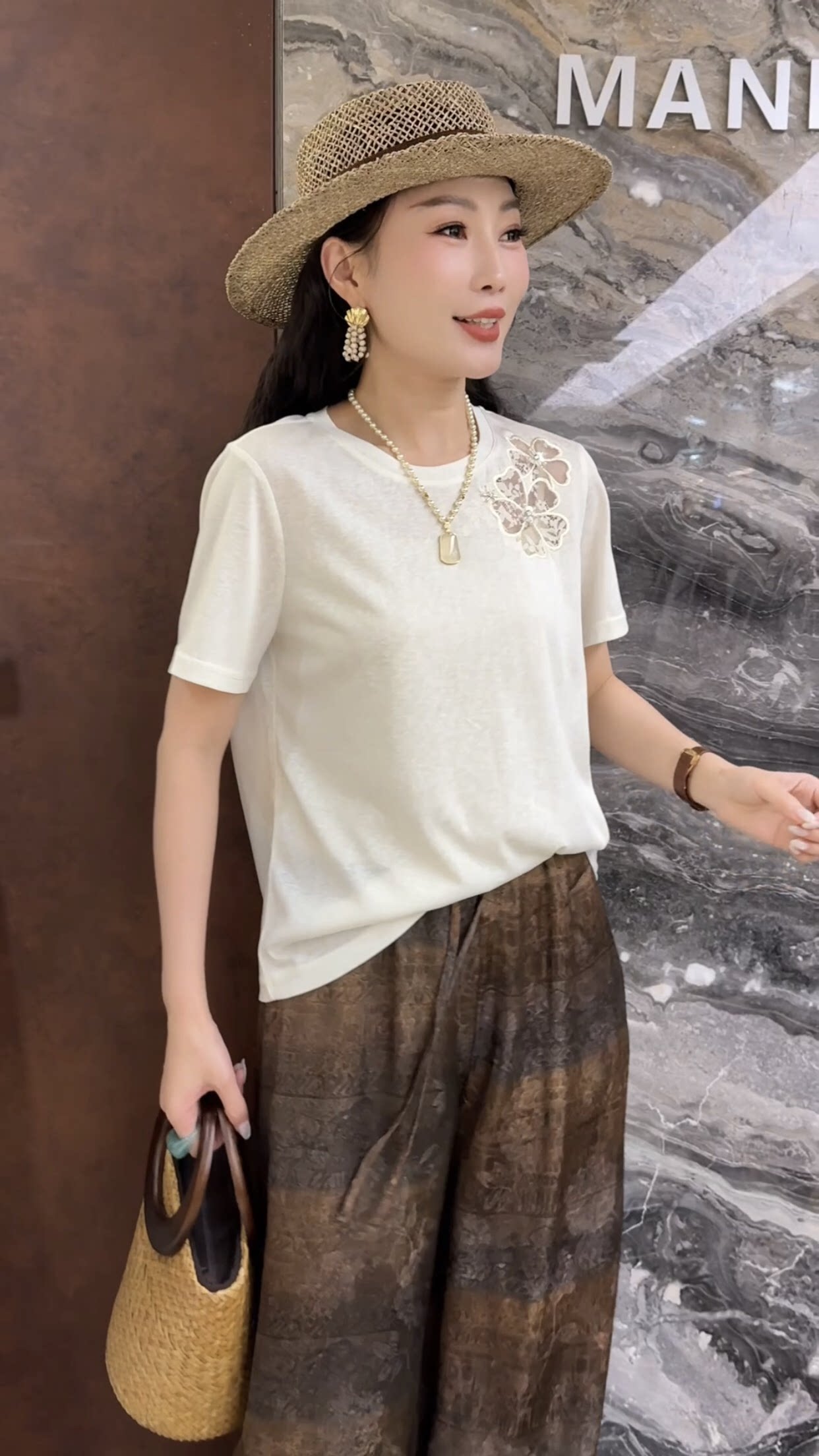 欧洲站2026夏季新款时尚韩版圆领刺绣花朵宽松显瘦百搭短袖T恤女