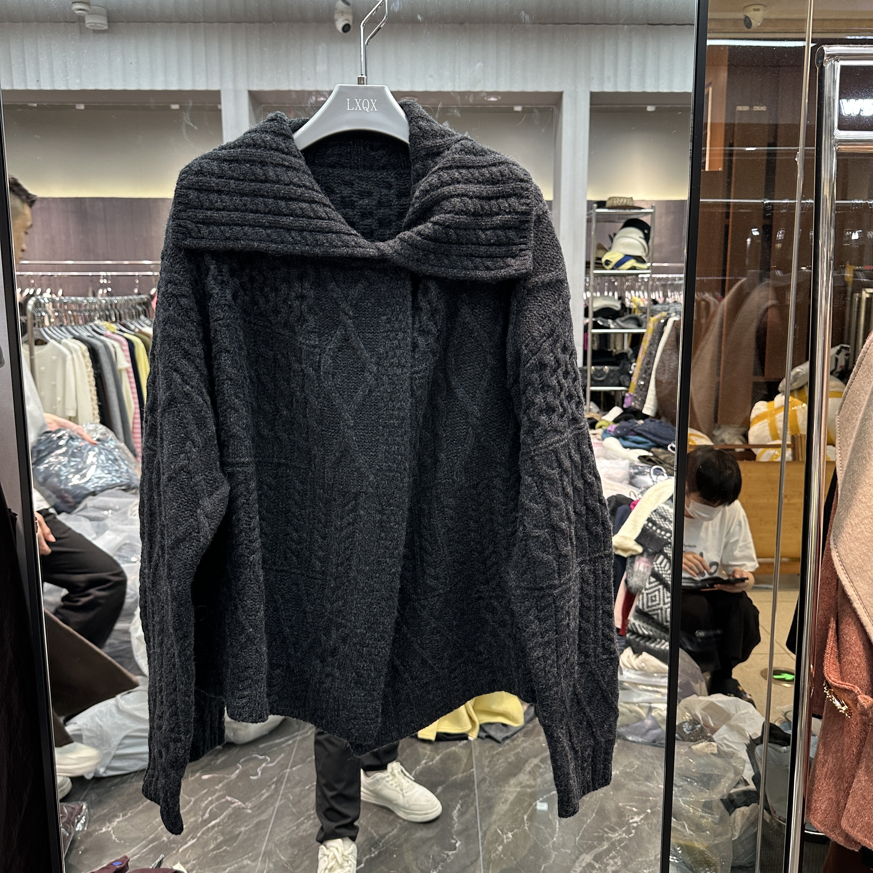 欧洲站2025秋冬新款大翻领麻花编织慵懒风设计感加厚女士针织开衫