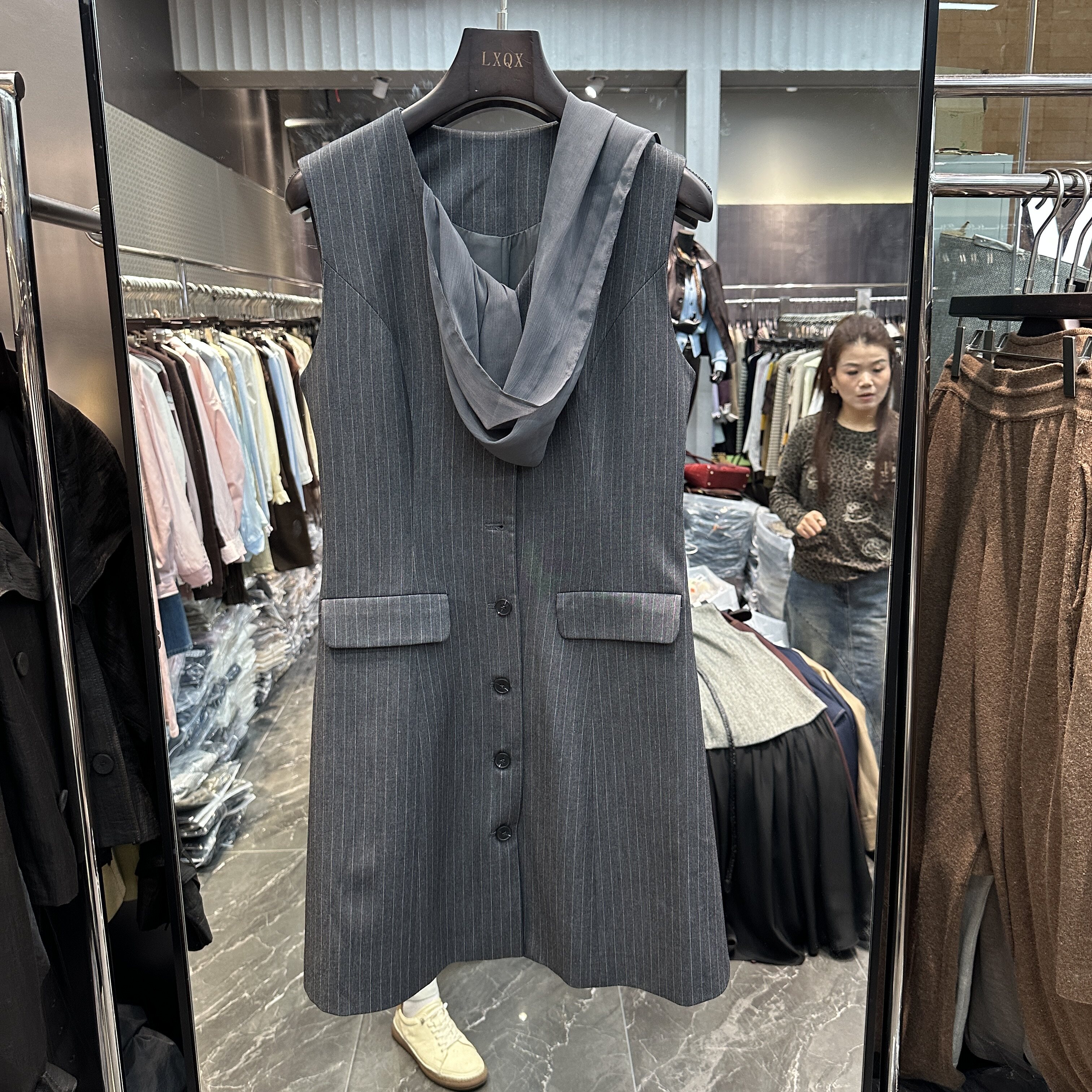 可可家欧货2026秋新品V领配丝巾显瘦减龄洋气小个子连衣裙女8296