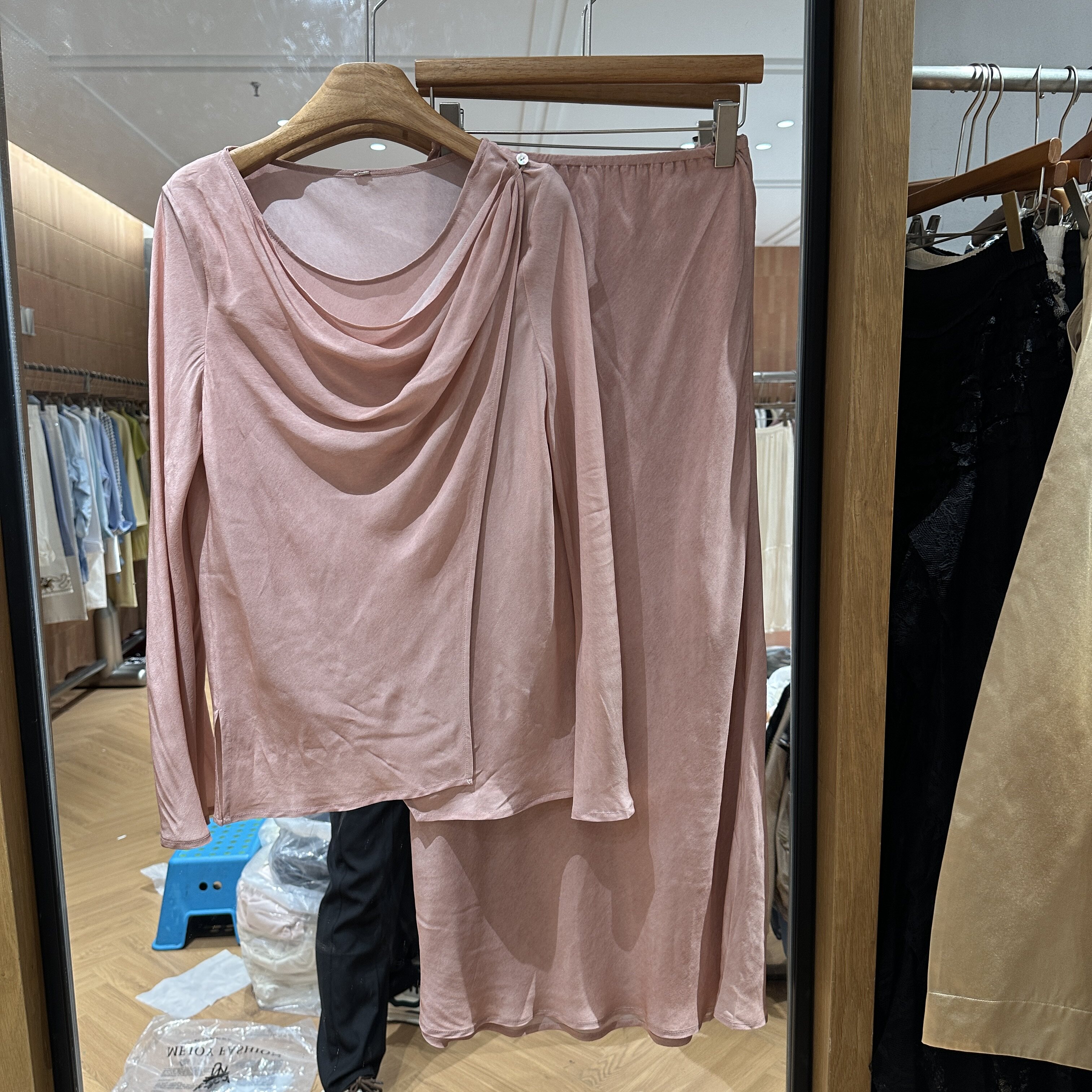 欧洲站2026春季新款法式纯欲风一字肩褶皱显瘦气质款粉色半裙套装